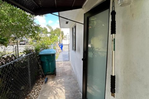 Снять в аренду виллу или дом в Майами, Флорида 2 спальни, 88.26м2, № 1992733 - фото 4