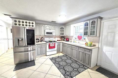 Commercial property in Sweetwater, Florida 223.89 sq.m. № 1965244 - photo 13