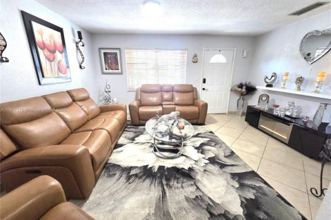 Commercial property in Sweetwater, Florida 223.89 sq.m. № 1965244 - photo 10