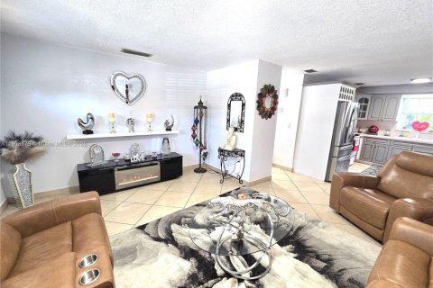 Commercial property in Sweetwater, Florida 223.89 sq.m. № 1965244 - photo 9