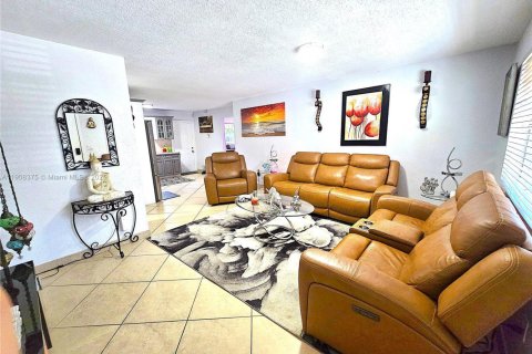 Commercial property in Sweetwater, Florida 223.89 sq.m. № 1965244 - photo 12