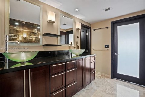 Condo in Fort Lauderdale, Florida, 2 bedrooms  № 2045217 - photo 19