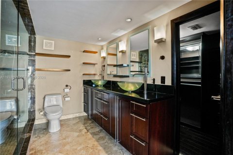 Condo in Fort Lauderdale, Florida, 2 bedrooms  № 2045217 - photo 17
