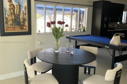 House in Miami, Florida 5 bedrooms, 217.21 sq.m. № 1868807 - photo 17