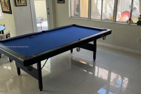House in Miami, Florida 5 bedrooms, 217.21 sq.m. № 1868807 - photo 22