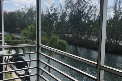 Condo in North Miami Beach, Florida, 1 bedroom  № 1861918 - photo 1