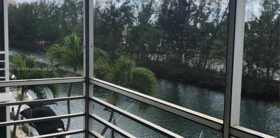 Condo in North Miami Beach, Florida, 1 bedroom  № 1861918