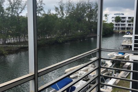 Condo in North Miami Beach, Florida, 1 bedroom  № 1861918 - photo 3