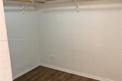 Condo in North Miami Beach, Florida, 1 bedroom  № 1861918 - photo 12