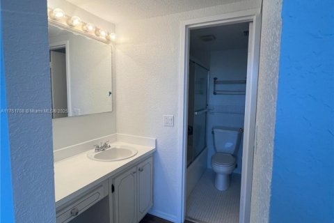 Condo in North Miami Beach, Florida, 1 bedroom  № 1861918 - photo 9