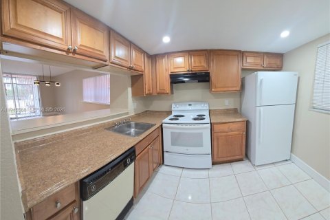 Condo in Miami, Florida, 2 bedrooms  № 2002006 - photo 4