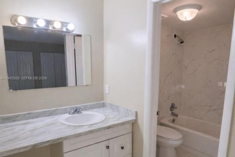 Condo in Miami, Florida, 2 bedrooms  № 2002006 - photo 9