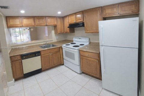 Condo in Miami, Florida, 2 bedrooms  № 2002006 - photo 5