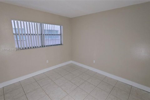 Condo in Miami, Florida, 2 bedrooms  № 2002006 - photo 11
