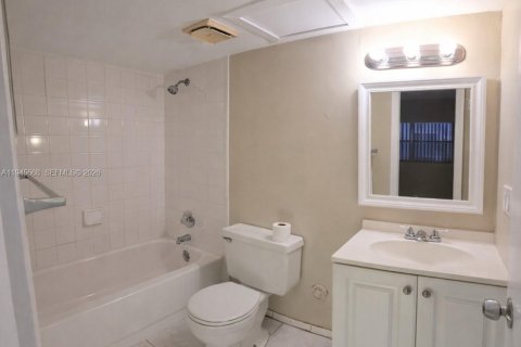 Condo in Miami, Florida, 2 bedrooms  № 2002006 - photo 12