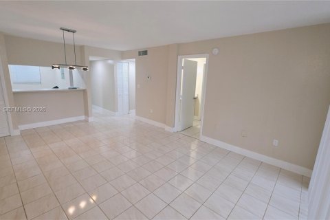 Condo in Miami, Florida, 2 bedrooms  № 2002006 - photo 2