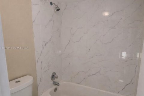 Condo in Miami, Florida, 2 bedrooms  № 2002006 - photo 8