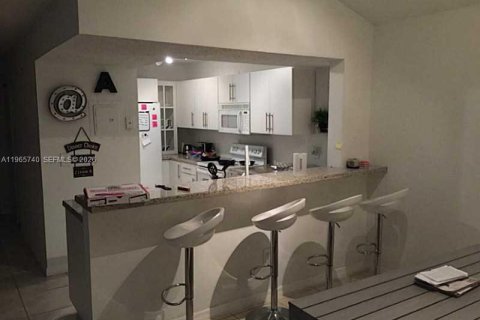 Apartamento en alquiler en Hialeah, Florida, 2 dormitorios, 102.75 m2 № 2027394 - foto 4