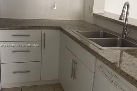 Apartamento en alquiler en Hialeah, Florida, 2 dormitorios, 102.75 m2 № 2027394 - foto 7