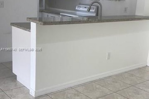 Apartamento en alquiler en Hialeah, Florida, 2 dormitorios, 102.75 m2 № 2027394 - foto 8