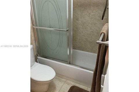 Apartamento en alquiler en Hialeah, Florida, 2 dormitorios, 102.75 m2 № 2027394 - foto 13