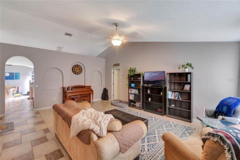 Villa ou maison à vendre à Deltona, Floride: 4 chambres, 194.91 m2 № 1723076 - photo 4