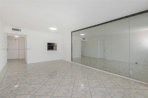 Copropriété à vendre à Hallandale Beach, Floride: 1 chambre, 78.97 m2 № 1980794 - photo 10