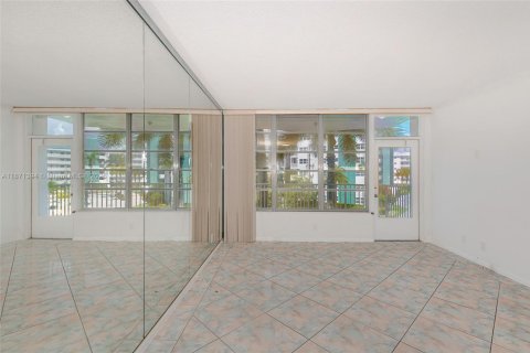 Copropriété à vendre à Hallandale Beach, Floride: 1 chambre, 78.97 m2 № 1980794 - photo 7