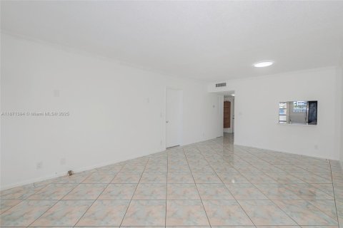 Copropriété à vendre à Hallandale Beach, Floride: 1 chambre, 78.97 m2 № 1980794 - photo 11