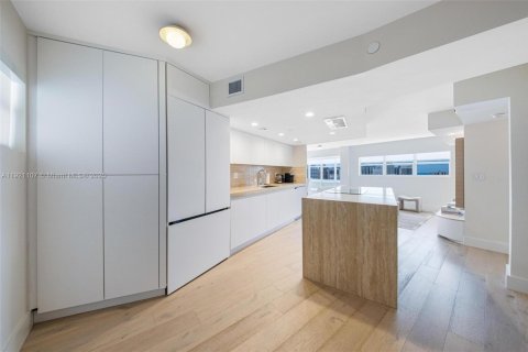 Condo in Miami Beach, Florida, 2 bedrooms № 1975583 - photo 4