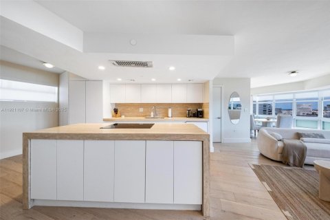 Condo in Miami Beach, Florida, 2 bedrooms № 1975583 - photo 6