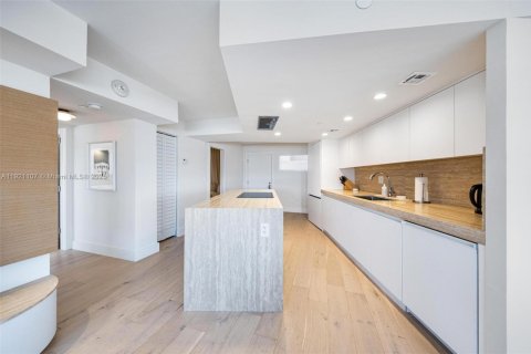 Condo in Miami Beach, Florida, 2 bedrooms № 1975583 - photo 1