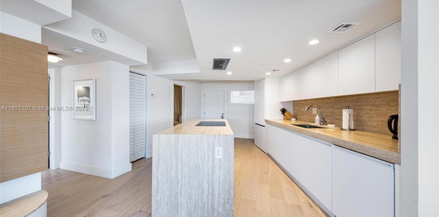 Condo in Miami Beach, Florida, 2 bedrooms № 1975583