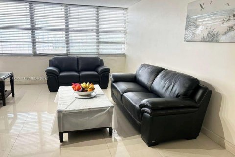 Condo in Miami, Florida, 1 bedroom  № 2065179 - photo 6