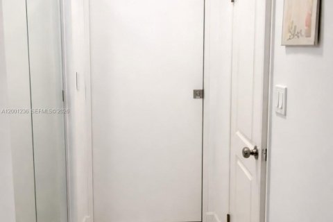 Condo in Miami, Florida, 1 bedroom  № 2065179 - photo 15