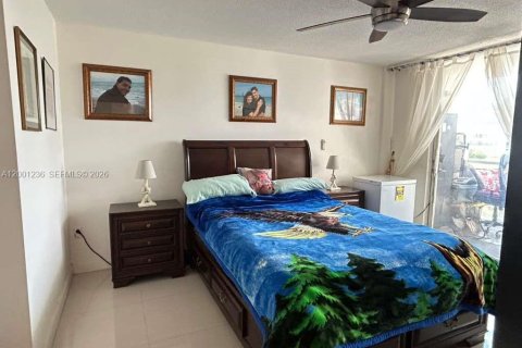 Condo in Miami, Florida, 1 bedroom  № 2065179 - photo 3