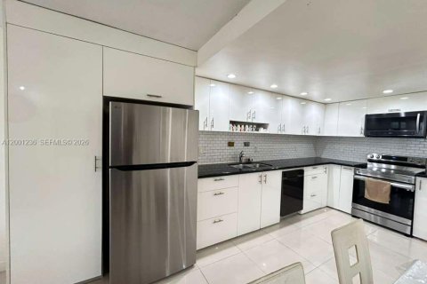 Condo in Miami, Florida, 1 bedroom  № 2065179 - photo 7