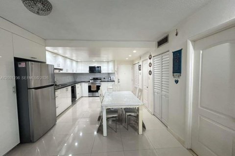 Condo in Miami, Florida, 1 bedroom  № 2065179 - photo 9