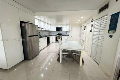 Condo in Miami, Florida, 1 bedroom  № 2065179 - photo 2