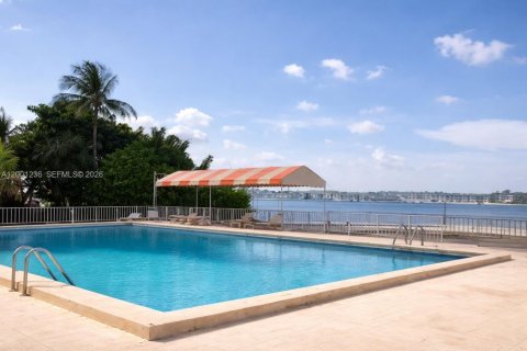 Condo in Miami, Florida, 1 bedroom  № 2065179 - photo 14