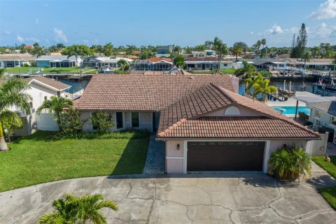 Casa en venta en New Port Richey, Florida, 3 dormitorios, 200.2 m2 № 1866476 - foto 1