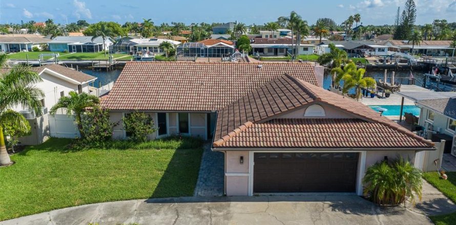 House in New Port Richey, Florida 3 bedrooms, 200.2 sq.m. № 1866476