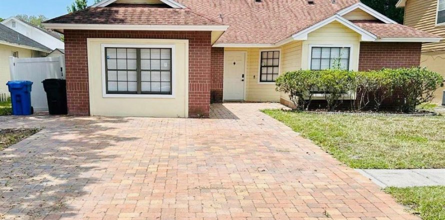 House in Tampa, Florida 3 bedrooms, 131.27 sq.m. № 2215108