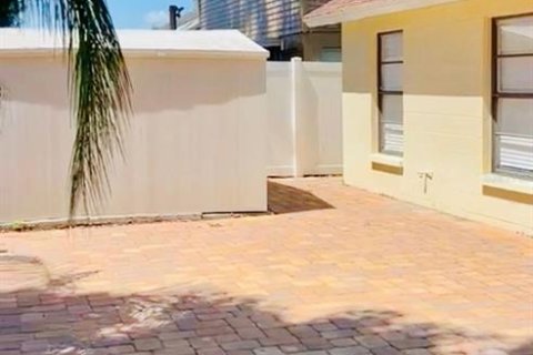 House in Tampa, Florida 3 bedrooms, 131.27 sq.m. № 2215108 - photo 15