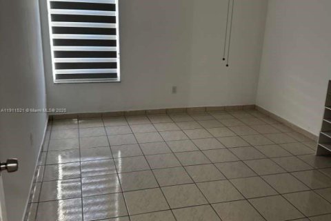 Condominio en Miami, Florida, 2 dormitorios  № 2013383