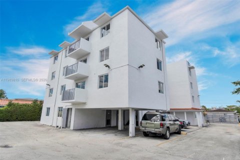 Снять в аренду квартиру в Майами, Флорида 2 спальни, 1473.06м2, № 2049466 - фото 2