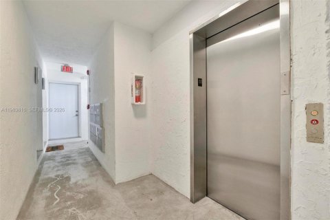 Снять в аренду квартиру в Майами, Флорида 2 спальни, 1473.06м2, № 2049466 - фото 12