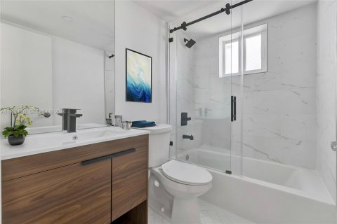 Снять в аренду квартиру в Майами, Флорида 2 спальни, 1473.06м2, № 2049466 - фото 8