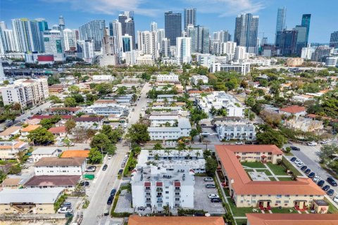 Снять в аренду квартиру в Майами, Флорида 2 спальни, 1473.06м2, № 2049466 - фото 3
