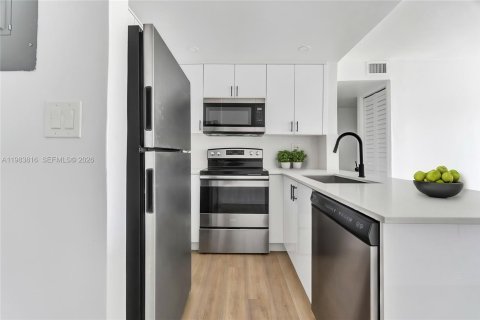 Снять в аренду квартиру в Майами, Флорида 2 спальни, 1473.06м2, № 2049466 - фото 5